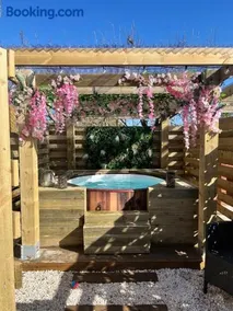 Luxury Cabin With Hot Tub - Image 4