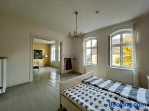 Beautiful apartment in a historic villa - Image 3