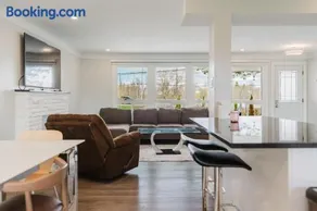 Beautiful Single Family Home in Ottawa - Image 2
