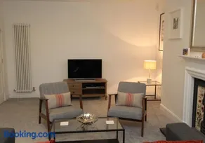 City Centre New Town 2 Bedroom Flat - Image 5