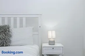 Modern Urban Home in Melrose Park Eat-Sleep-Roam - Image 4