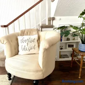 The Jailer's Cottage * Entire Home * Sleeps 12 - Image 1