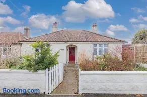 Bright & spacious 4-bedroom bungalow with garden - Image 2