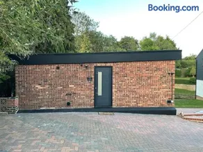 1 bedroom guesthouse including parking on premises - Image 3
