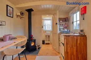 Finest Retreats - The Flower Hut - Image 3