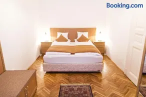 Authentic Budapest Apartment - Image 1