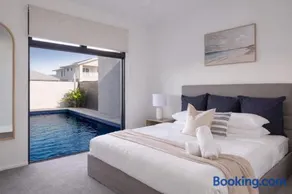 Huge Family Home, Pool, 2 Living Areas, 8 Min Beach - Image 2