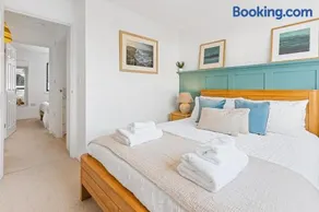 Offshore, Coastal retreat, set in the heart of Charlestown - Image 4