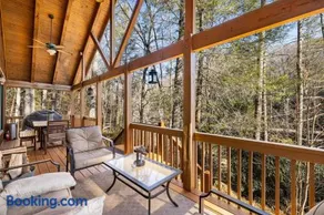 Serene Cabin Overlooking Large Pond - Image 1