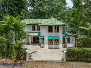 Private Jungle Home Sorrounded By Two Creeks - Image 2