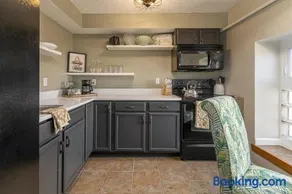 Urban-Chic King Suite Near SIU Carbondale - Image 1