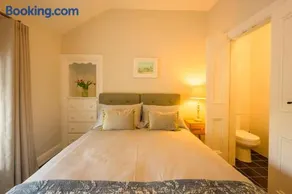 The Stone House Sleeps 10 with Parking - Image 4