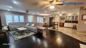 Spacious Downtown 4 Bedroom - Image 1
