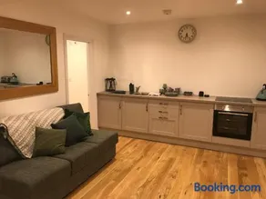 Redhill Lodge - Image 2