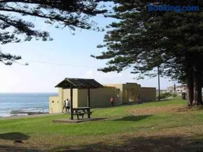 Walk to Beach Escape @ Cronulla - 2Bdrm- Parking - Image 2