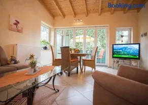 Attraente appartamento accogliente e familiare con piscina, terrazza e griglia | Vista sul giardino - Image 2