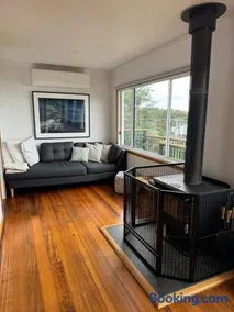 Elevated 3BR, ocean views, pool table, Pirates Bay - Image 2