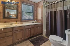 Cozy 3-Bedroom Retreat in Manistee - Image 3
