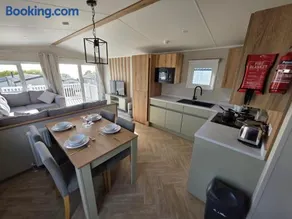 Luxury 3 bed sleeps 8 caravan with sea view - Image 3