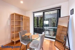 Modern 1 Bedroom Apartment in Brunswick East near CBD - Image 3