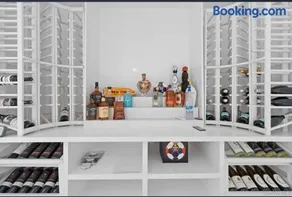 East Hampton 5BR Luxury Home with Heated Pool, Sauna Wine Room Near Beaches Stay - Image 3
