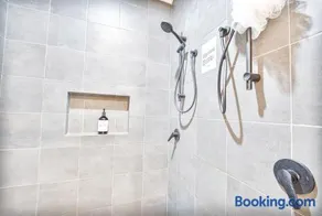 King Suite with Private Ensuite - Image 5