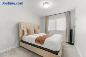 Bliss Modern Luxury 3BED entire townhome PLUS FREE PARKING - Image 4