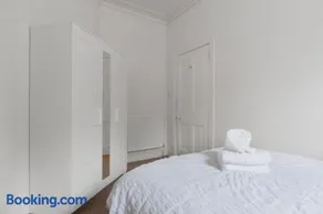 3 bedrooms bungalow, sleeps 6, free parking with garden - Image 4
