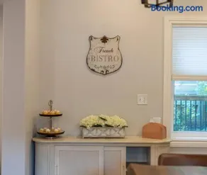 Elegant Elora Home with Stylish Décor - Image 5