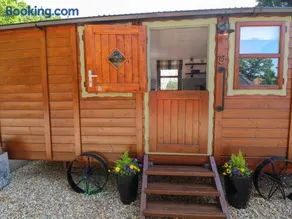 Lake View Shepherds Hut - Image 3