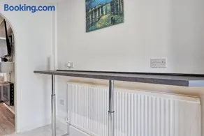 Three-Bedroom House with Two Bathrooms near Tilbury Port - Image 3