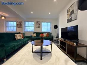 Luxury 2BR Penthouse in Cheltenham Free Parking - Image 3
