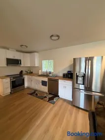 Sleek & Secure Modern Suite Near Ferry - Image 2
