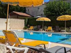 Gîte familial avec piscine chauffée, jardin privé et équipements bébé en pleine propriété viticole. - Image 1