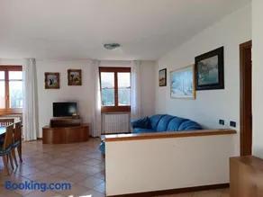 Signorile quadrilocale nel verde di Villa Guardia - Image 2