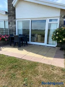 Cliff End Self catering bungalow with sea views in beautiful rural West Wight Free WiFi and ferry offers available Short walk to beach - Image 4