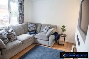 MODERN 3 BEDROOM PROPERTY WITH FREE DRIVEWAY PARKING by SHIRE STAYS - Image 2