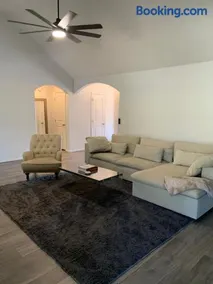 Spacious 3BR Home Fast Wifi 7 min From Downtown - Image 1