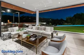 Luxurious 5BR Villa in BH with Pool, Theater, and Views - Image 5