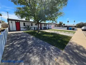 Remodeled 3BR Home for 8 with private Yard & Parking - Image 1