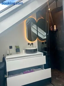 Ruime slaap kamer met werkplek en privé badkamer Leeuwarden bij Jacqueline - Image 4