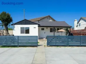 Gated & remodeled 2b2b house 3373 - Image 2
