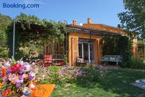 House With Garden And Sea View - Image 1