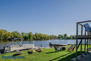 Wolf River Multi-Family Retreat - Sleeps 14 Pontoon Boat Paddle Boards Firepit - Image 3