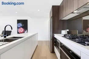 Brand new holiday apartment next to Mascot Station - Image 2
