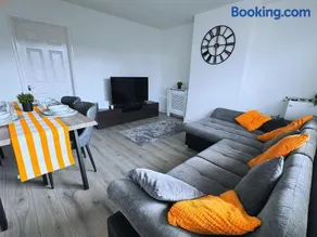 Spacious 3 Bed House in Northampton - Sleeps 6 - Driveway Parking - Fast WiFi - Image 2