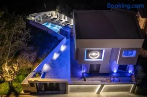 Moon Boutique Hotel - Ultra Luxury Suites with Pool, Perfect for Fun and Relaxation By Villa Mana Gers - Image 2