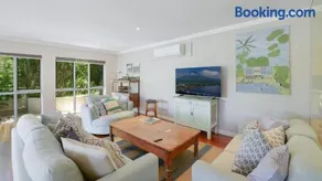 Villa Avoca - Stroll To The Sand, Cafes, & Cinema - Image 2
