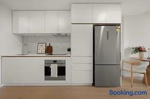 Stylish 1-Bedroom Gem a 6-Minute Walk to Westfield with Parking - Image 4