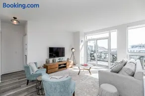 Lake Simcoe Stays - Friday Harbour's Official Rental Program - Magnolia Suite - Image 1
